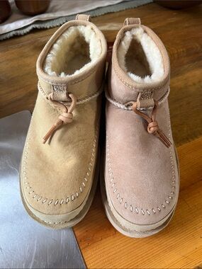 UGG Women's Shearling-Lined Suede Moccasins - READ description sz 6